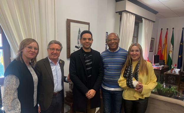 Anele Onyekwere, ganador de un Emmy, visita el ayuntamiento de Baza