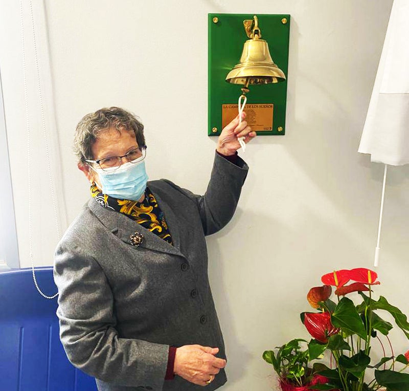 El Hospital de Baza instala dos 'Campanas de los Sueños' para celebrar los avances de los pacientes oncológicos