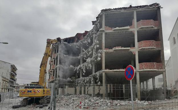 La rocambolesca historia del edificio de Baza que el Ayuntamiento ha comprado para demolerlo