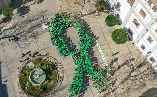 300 personas forman un gran lazo humano en Baza bajo el lema «Todos contra el cáncer»
