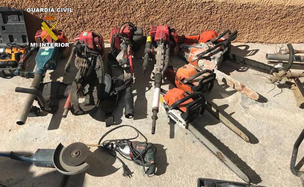 Dos detenidos y tres investigados por robar almendras y maquinaria