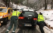 16 vehículos atrapados en la nevada del Puerto de las Palomas de Cazorla