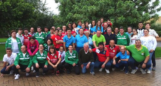 Foto de familia de los participantes en esta Liga Nacional Bujarkay de Bolo Andaluz. 