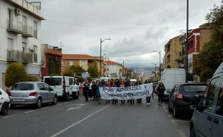 Medio centenar de vecinos de Churriana de la Vega exigen que se recupere la frecuencia de autobuses en el municipio