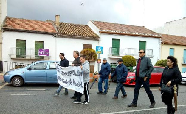 Medio centenar de vecinos de Churriana de la Vega exigen que se recupere la frecuencia de autobuses en el municipio