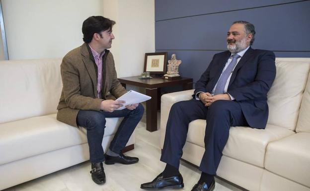 El alcalde de Churriana de la Vega se reúne con el delegado del Gobierno de la Junta para hablar del futuro del municipio