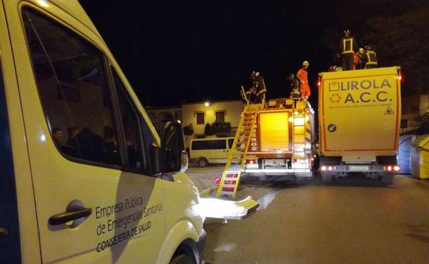 Rescatan a un hombre del interior de un camión de la basura en El Ejido