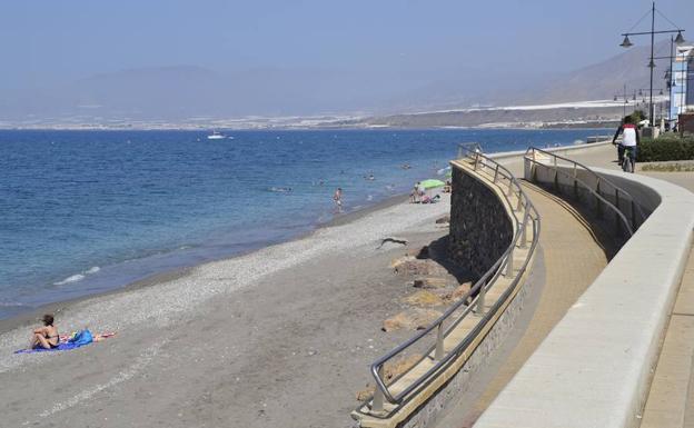 La playa de Balerma recibirá esta misma semana su esperada aportación de arena
