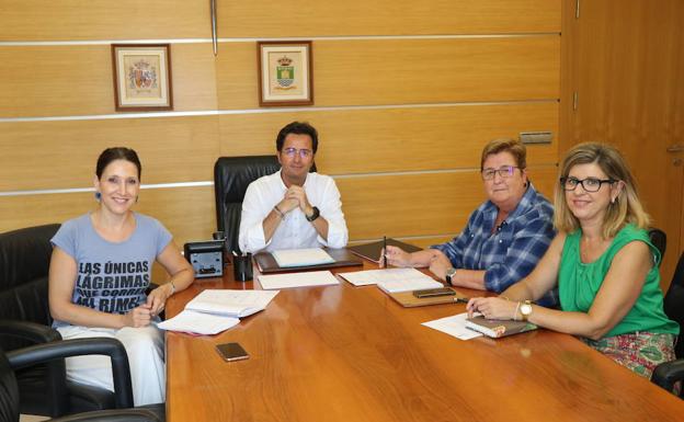 El Ayuntamiento analiza las necesidades en materia educativa de cara al próximo curso