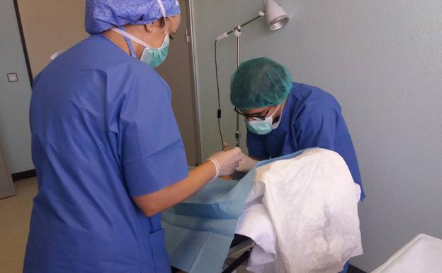 El Hospital de Poniente administrará 1.700 inyecciones intravítreas en su nueva sala