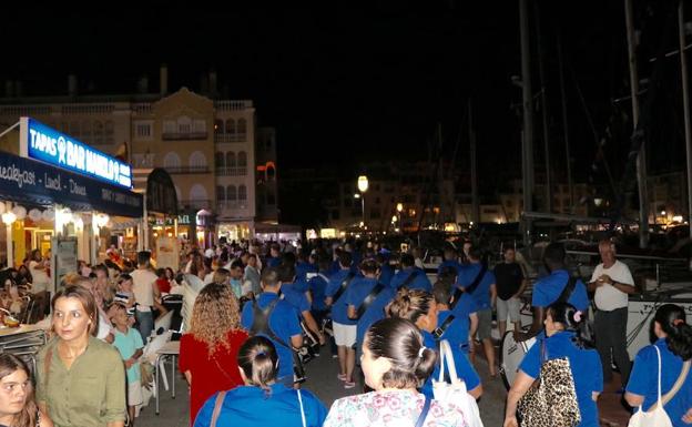 Miles de vecinos y turistas disfrutaron un año más de ‘La Noche en Vela’, desde las dársenas del Puerto Deportivo de Almerimar. 