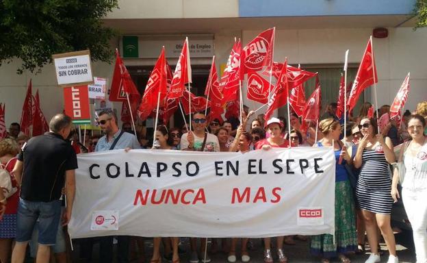UGT afirma que el "colapso" en el SEPE dificulta la demanda de subsidios a los trabajadores hortofrutícolas