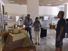 La Oficina de Turismo acoge la muestra ‘Lo demás es oscuridad’ durante el mes mes de agosto