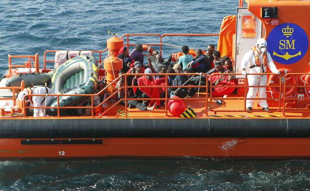 Rescatan a 26 subsaharianos, incluida una embarazada, a 45 millas de Almería
