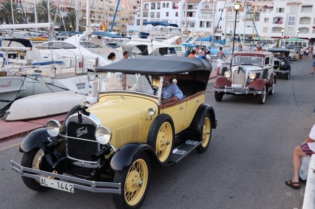 La VI Ruta de Coches Clásicos y Antiguos muestra su apoyo a las víctimas de Barcelona