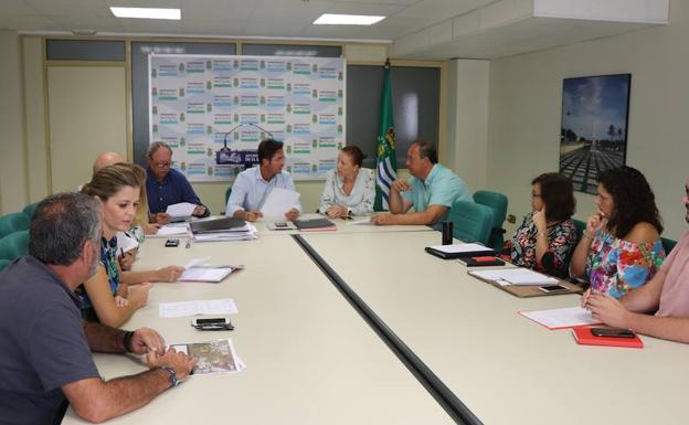 PSOE e IU denuncian la bajada del salario de los monitores del IMD y la piscina