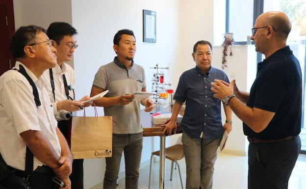Productores y empresarios japoneses visitan el CUAM para conocer su labor