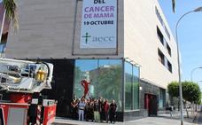 El Auditorio de El Ejido ya luce el lazo rosa del cáncer de mama