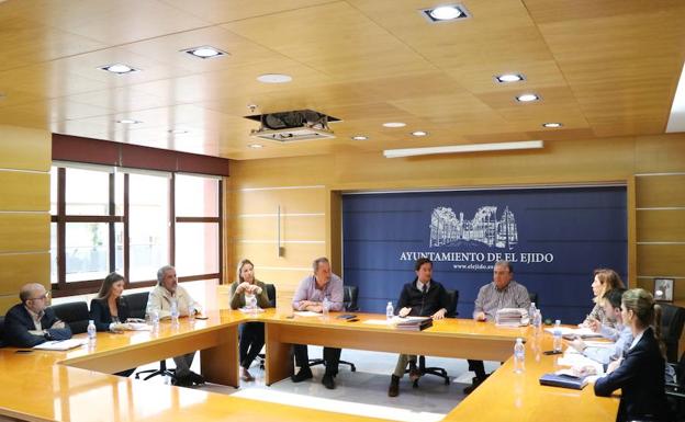 Adelante la adquisición de nuevos vehículos municipales y ayudas a colectivos en riesgo en El Ejido