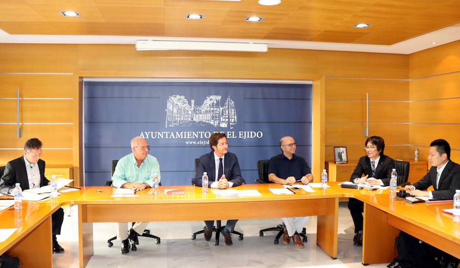 El alcalde recibe a una delegación japonesa interesada en la tecnificación agrícola de El Ejido