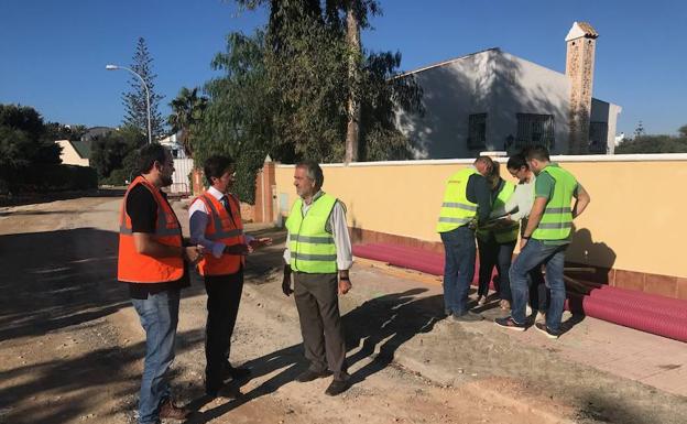 El Consistorio inicia los trabajos de remodelación de la calle Alcotán de Almerimar