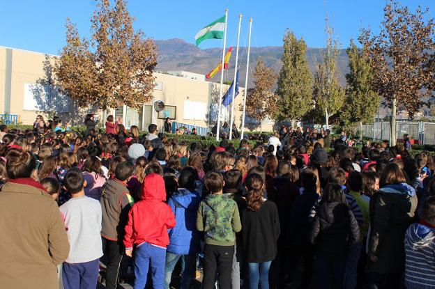 La parlamentaria Marta Bosquet acerca la Constitución a alumnos del Laimún