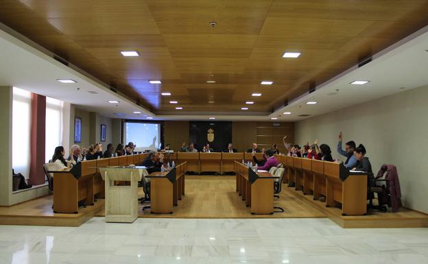 El PP aprueba en solitario la prórroga del servicio de transporte urbano