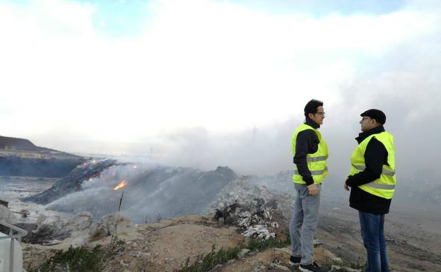 El incendio de la planta de reciclaje de El Ejido, controlado