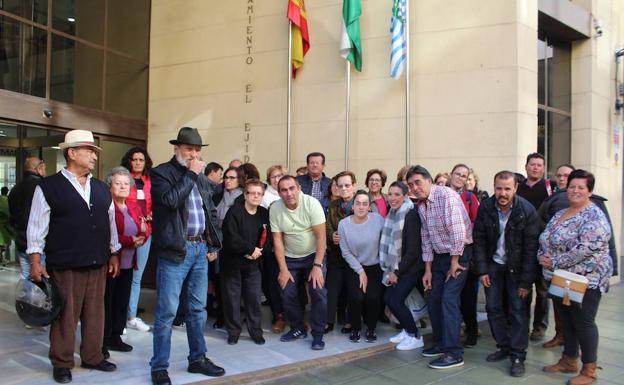 Medio centenar de vecinos de Matagorda piden al alcalde solución a los continuos cortes de luz