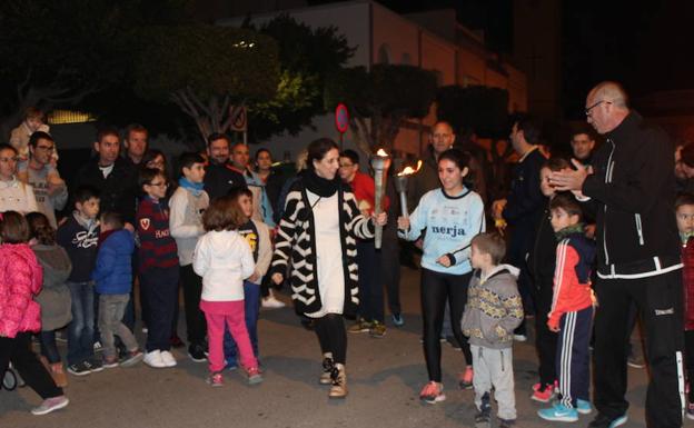 Noche de fuegos y música en torno a las hogueras de San Antón
