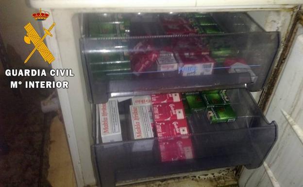 Intervienen 126 cajetillas de tabaco sin precintar en el congelador de un locutorio de El Ejido