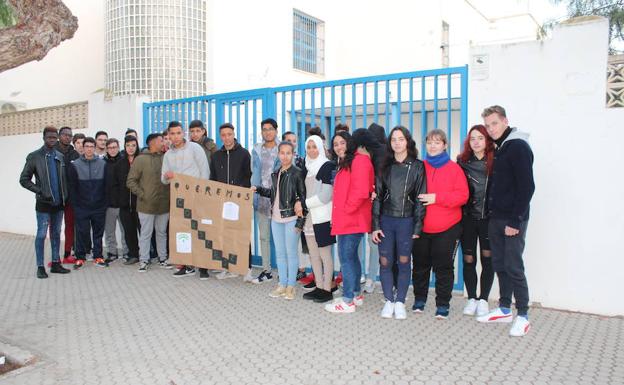 Alumnos del IES Francisco Montoya, en huelga para protestar por la falta de conserje después de cinco meses pidiéndolo