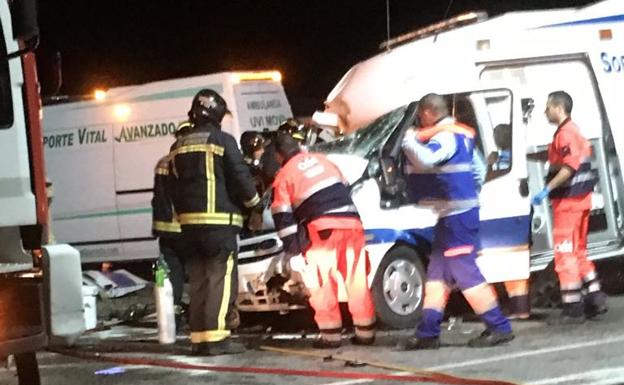 Herido grave un médico tras una colisión entre una ambulancia y un camión en El Ejido