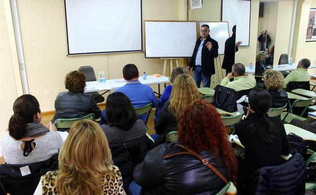 El Ayuntamiento lanza 46 propuestas de cursos y talleres de formación en el ocio