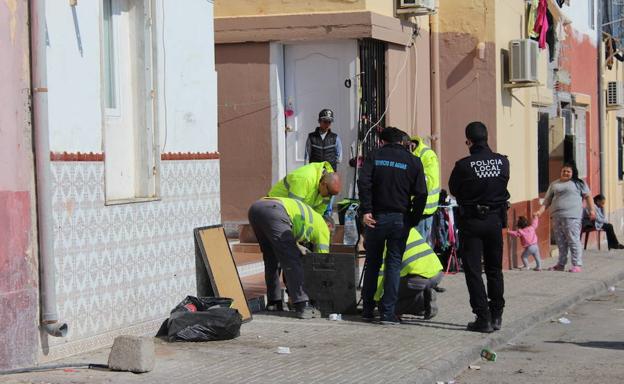 Una actuación de Aguas de El Ejido corta el suministro en siete viviendas de Pampanico