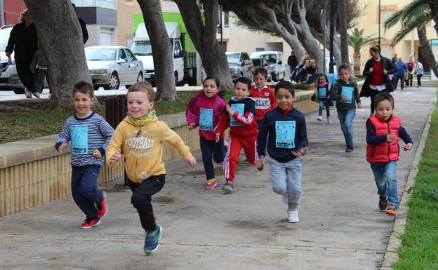 Deportes, juegos, música, baile y desfiles llenan de colorido el Día de Andalucía