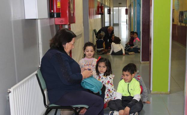 El colegio como nexo de unión entre niños y abuelos en Las Norias