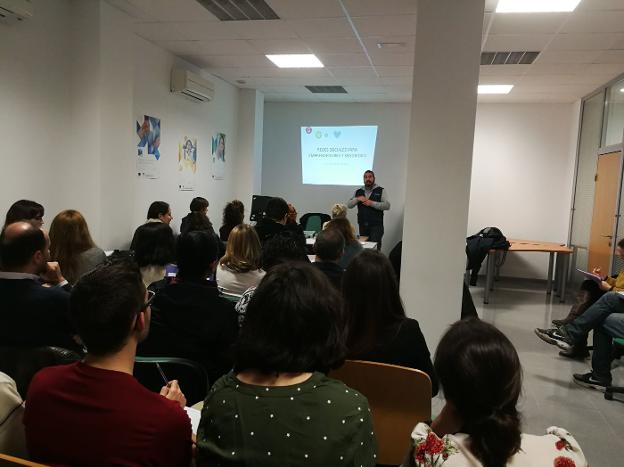 Empresarios y emprendedores profundizan en redes sociales