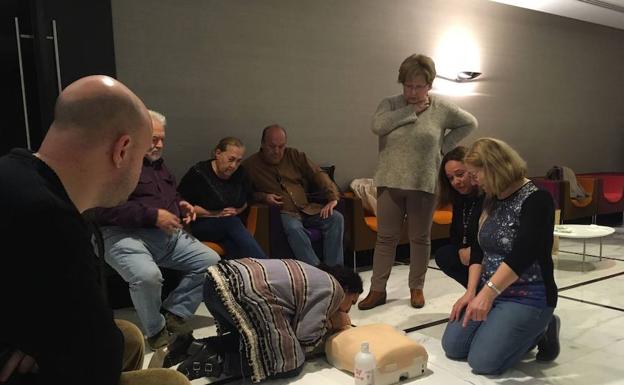 Decenas de personas participan en el taller de reanimación cardiopulmonar que ofrece ARPA