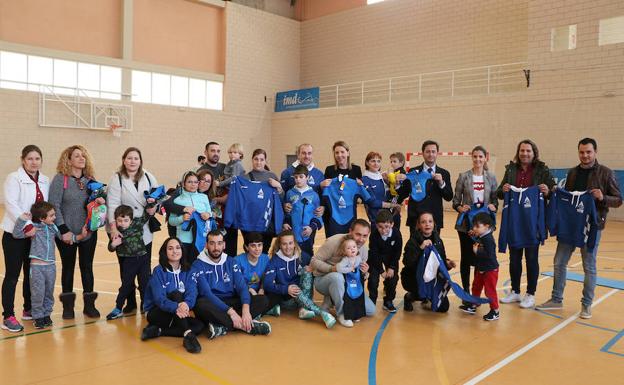 Los niños de la asociación Altea reciben 126 equipaciones para practicar deporte
