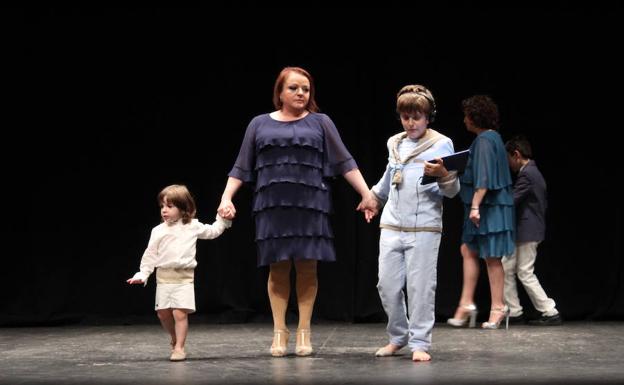 Los niños de la asociación Soy Especial y qué lucen la moda de la temporada en el Teatro Municipal
