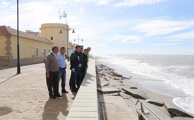 El alcalde solicita a Costas un aporte urgente de arena en la Playa de Balerma