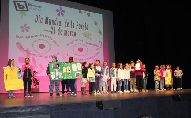 Más de 500 escolares de El Ejido conmemoran con versos el Día de la Poesía
