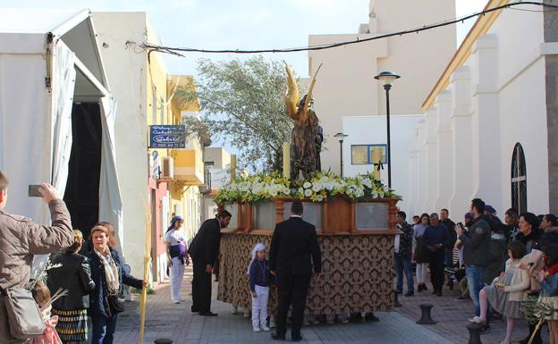 Decenas de personas acompañan la procesión de La Borriquita y los niños hebreos y Nuestro Padre Jesús de la Oración del Huerto en Balerma