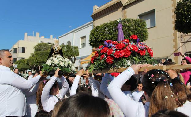 Los pequeños de Santa María del Águila procesionan a la Virgen de los Dolores y el Cristo de Medinaceli