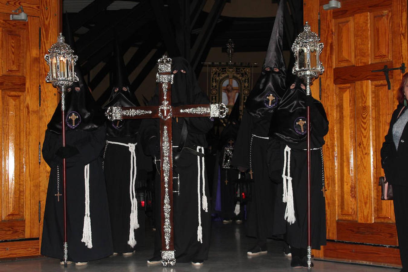 El Viacrucis del Santísimo Cristo del Amor recorre las calles de Santo Domingo arropado por decenas de vecinos