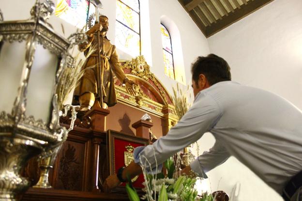 Se enfrenta a tres años de cárcel por darle un «guantazo» al alcalde de El Ejido en una procesión