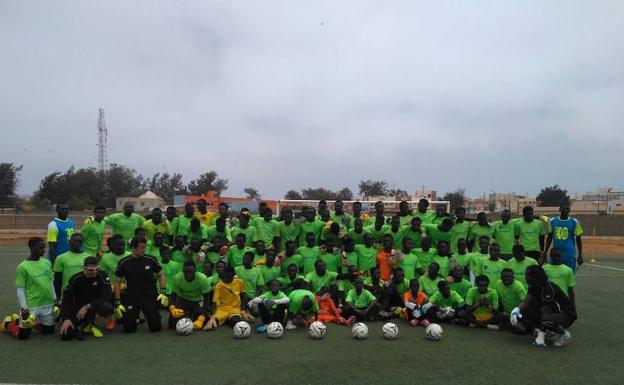 Nace una escuela de porteros en Senegal con acento almeriense y botas solidarias