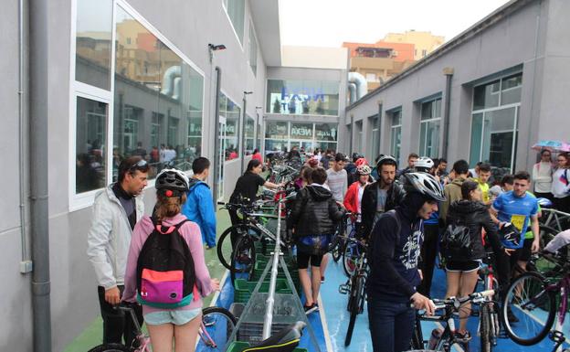 Alrededor de 100 estudiantes de bachillerato de El Ejido participan en el Triatlón Promesas del IES Santo Domingo