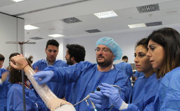 El Hospital de Poniente acoge un curso nacional sobre artroscopia y artroplastia